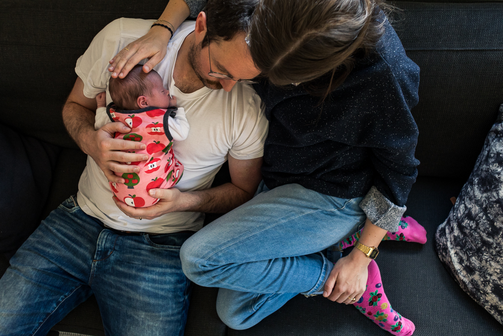 Baby auf Papas Bauch bei Familienfotos in Kempten Fotograf Kempten