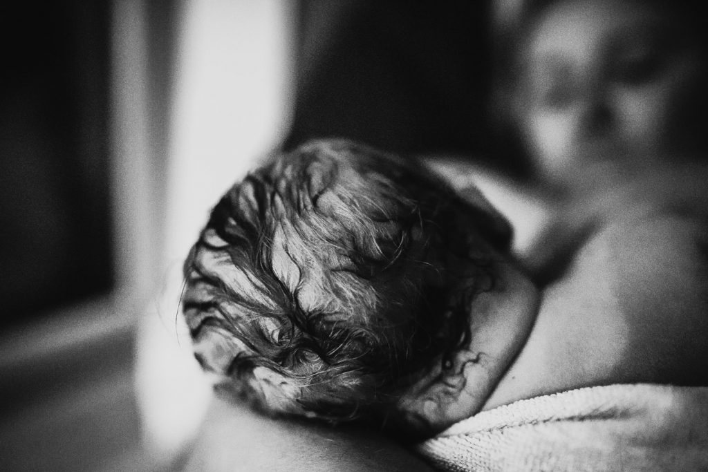 Haare eines Neugeborenen direkt nach Geburt Geburtsfotograf