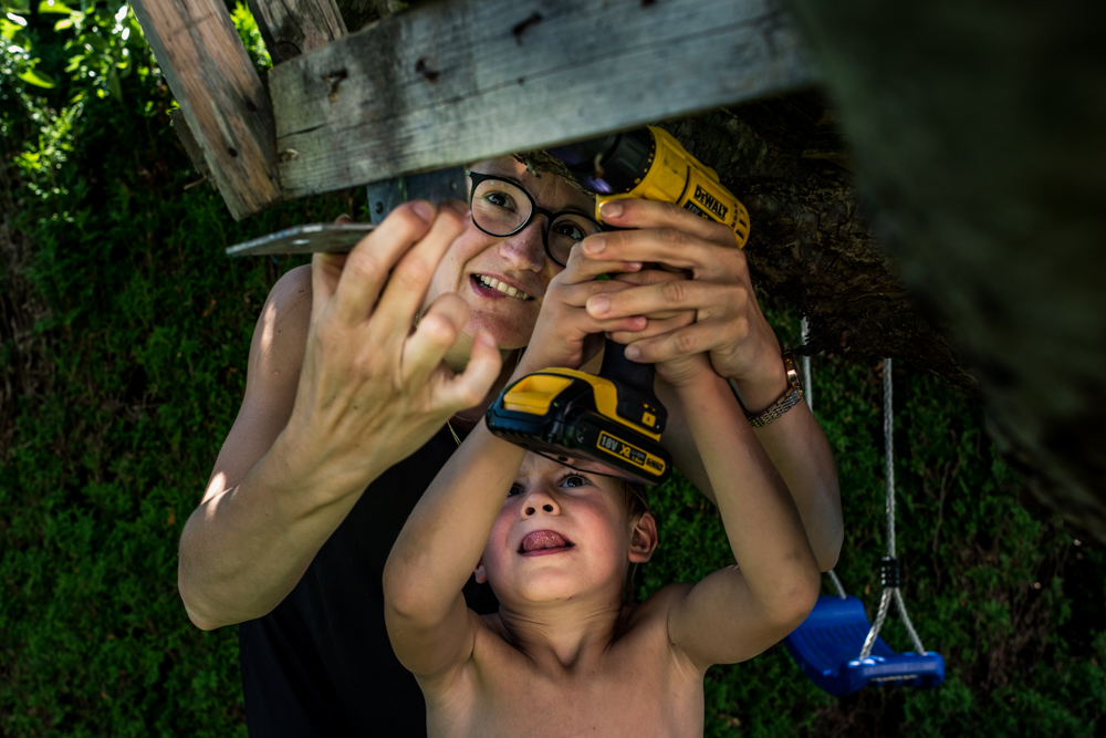 Mutter und Sohn reparieren Rutsche bei Familienreportage Memmingen Fotografi