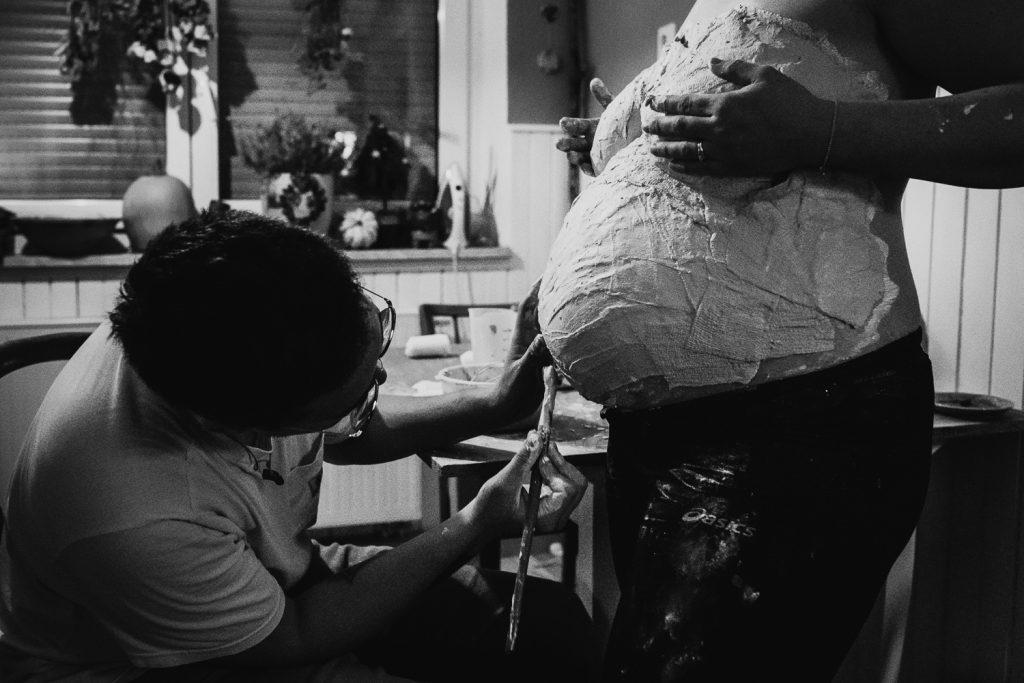 Gipsabdruck Babybauch bei Familienreportage Kempten Fotograf