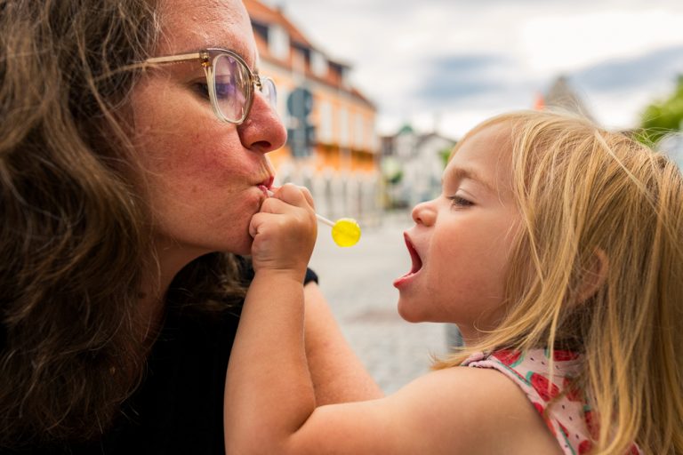 Mutter und Tochter spielen mit Lolli