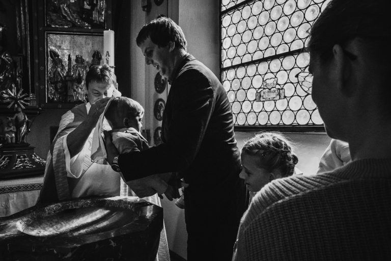 Fotograf Taufe Kempten Allgäu Kind an Taufbecken