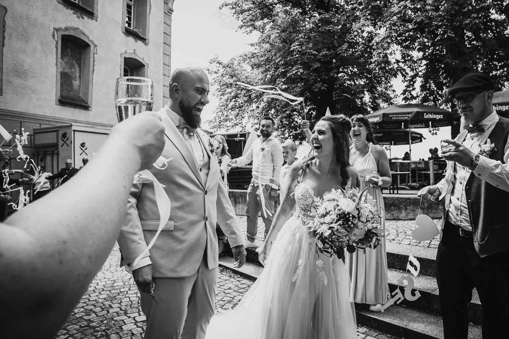 Schwarzweiß Foto Brautpaar im Spalier auf der Veitsburg Ravensburg